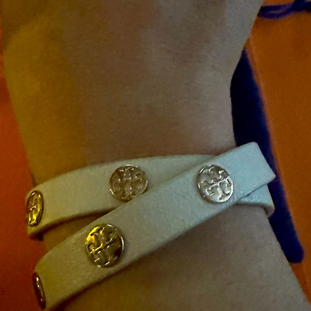 Tory Burch Women’s Double Wrap Logo Studded Leather Bracelet Beige - Picture 2 of 3